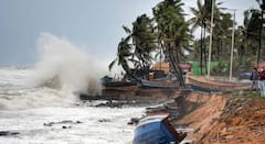 तळकोकणात पावसाचा जोर कायम, परतीच्या पावसानं भात शेतीसह आंबा, काजू अन् मासेमारीला फटका; IMD चा अंदाज काय?