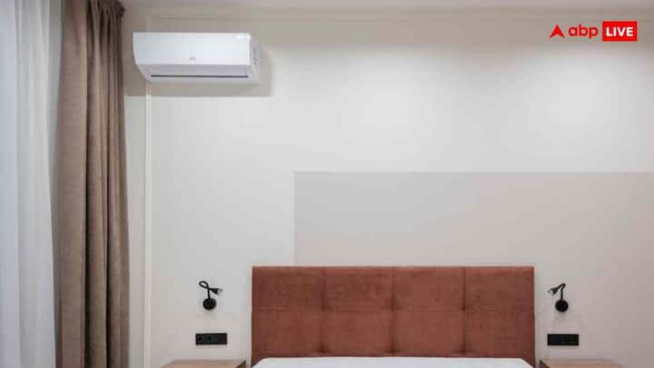 अक्सर एसी बंद करने से पहले लोग यह भूल जाते हैं कि उसके पाइप और ट्रे में पानी रह जाता है. यह पानी अगर लंबे समय तक जमा रहा तो उसमें जंग लग सकती है, बैक्टीरिया पनप सकते हैं और बदबू आ सकती है. इसलिए एसी बंद करने से पहले पूरा पानी निकाल दें और हिस्सों को सूखने दें.