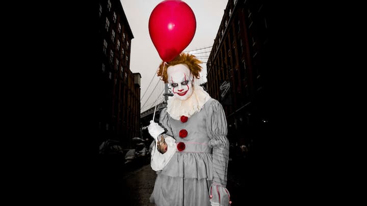 3. एड शीरन: गायक ने भयानक लाल गुब्बारे के साथ स्टीफन किंग्स इट से पेनीवाइज का प्रसारण किया। उन्हें पूरे डरावने अंदाज में सड़कों पर घूमते हुए कॉफी पीते, पिज्जा खाते, बीयर का आनंद लेते और बच्चों को देखकर हाथ हिलाते हुए देखा गया। पर्दे के पीछे के एक टाइम-लैप्स वीडियो में, उन्होंने अपने भयावह परिवर्तन को पूरा करते हुए, जोकर की ज्वलंत विग और विस्तृत प्रोस्थेटिक्स लगाने की प्रक्रिया का भी खुलासा किया। (छवि स्रोत: इंस्टाग्राम/@teddysphotos)