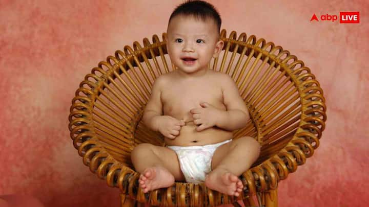 आजकल मार्केट में क्लॉथ डायपर या ऑर्गेनिक कॉटन डायपर भी अवेलेबल हैं.ये दोबारा यूज किए जा सकते हैं, पर्यावरण के लिए भी बेहतर हैं और बच्चे की स्किन के लिए मुलायम रहते हैं. अगर आप केमिकल डायपर से बचना चाहते हैं, तो यह एक अच्छा ऑप्शन है.