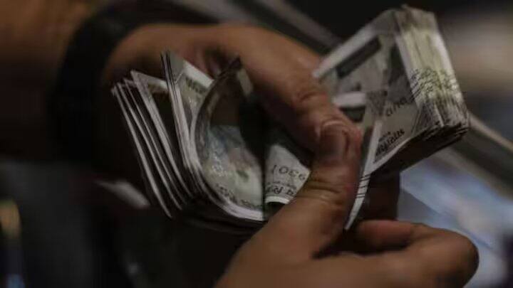 આંતરિક અહેવાલો સૂચવે છે કે PM કિસાન યોજનાનો 21મો હપ્તો નવેમ્બર 2025 ના પહેલા અઠવાડિયામાં જારી કરી દેવામાં આવશે. ઘણીવાર સરકાર પહેલા હપ્તા ટ્રાન્સફર કરે છે અને પછી તેની સત્તાવાર જાહેરાત પાછળથી કરે છે, તેથી ટૂંક સમયમાં જ રાહતના સમાચાર મળવાની સંભાવના છે.