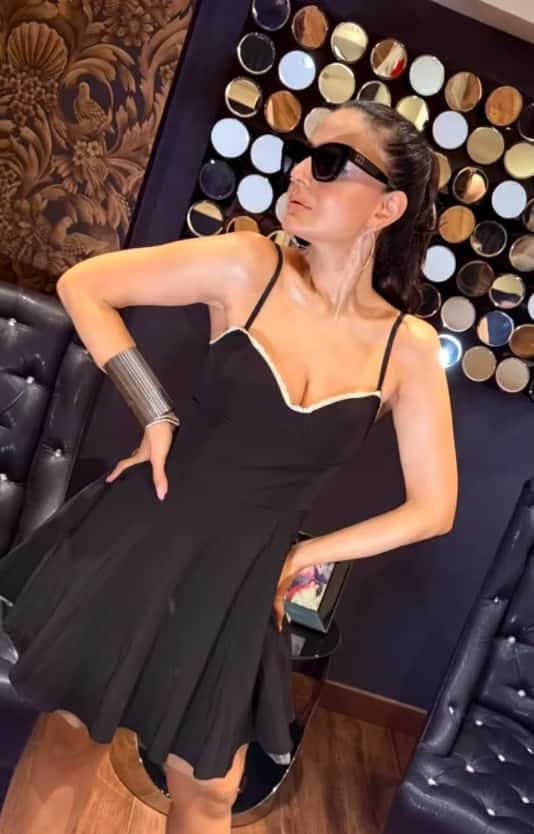 50 साल की अमीषा पटेल अब भी पहले की तरह बेहद खूबसूरत और फिट दिखती हैं. इतनी उम्र में भी खूबसूरत दिखने के पीछे एक्ट्रेस की कड़ी मेहनत है जो वो जिम में करती हैं.