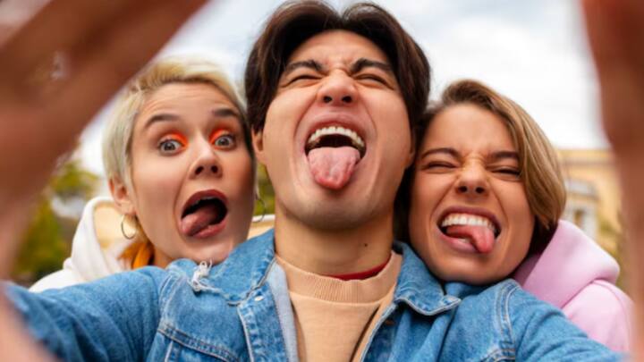 কারও আচরণ বা তাঁর জীবনের কোনও ঘটনা নিয়ে হাসিঠাট্টা করলে, আগে বুঝতে হবে, তিনি বিষয়টিকে হালকা ভাবে নিচ্ছেন কি না। তিনি আদৌ স্বচ্ছন্দ কি না জানতে হবে।