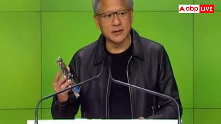 దీనితో పాటు గూగుల్ సహ వ్యవస్థాపకులు లారీ పేజ్, సెర్గీ బ్రిన్ 146 బిలియన్ డాలర్లు.. 140 బిలియన్ డాలర్ల మొత్తం ఆస్తులకు యజమానులు. అలాగే మాజీ మైక్రోసాఫ్ట్ సీఈఓ స్టీవ్ బాల్మర్, ఎన్విడియా AI మేధావి జెన్సన్ హువాంగ్ కూడా ఈ జాబితాలో ఉన్నారు.