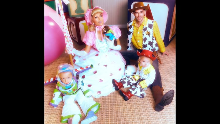 2. पेरिस हिल्टन: पेरिस हिल्टन ने अपने प्रशंसकों को अपने परिवार के हैलोवीन 2025 उत्सव की एक सुखद झलक दी, विशेष तस्वीरें साझा कीं, जिसमें उनके टॉय स्टोरी-प्रेरित परिवर्तन को कैद किया गया था। वह पिक्सर क्लासिक की प्यारी चरवाहे की भूमिका निभाते हुए लिटिल बो पीप के रूप में आश्चर्यजनक लग रही थीं। उनके पति, कार्टर रेम ने काउबॉय टॉय लीडर वुडी को पूरी तरह से मूर्त रूप दिया, जबकि उनके बेटे, फीनिक्स बैरन ने अपने मिनी स्पेस रेंजर पोशाक के साथ बज़ लाइटइयर के रूप में सभी को मंत्रमुग्ध कर दिया। उनकी बेटी, लंदन मर्लिन ने जेसी के रूप में दिल जीत लिया, और अब तक की सबसे प्रतिष्ठित एनिमेटेड फ्रेंचाइजी में से एक को मनमोहक पारिवारिक श्रद्धांजलि दी। (छवि स्रोत: इंस्टाग्राम/@parishilton)