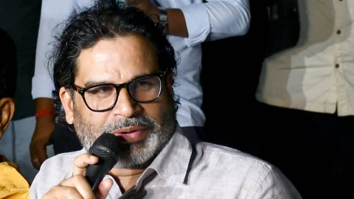 प्रशांत किशोर ने बताया है कि वह राजनीति में आने से पहले वे पार्टियों और कॉर्पोरेट संस्थाओं को मुफ़्त सलाह देते थे, लेकिन 2021 के बाद उन्होंने तय किया कि वे अपनी परामर्श सेवाओं के लिए शुल्क लेंगे ताकि पार्टी और सामाजिक अभियानों के खर्च पूरे हो सकें. उन्होंने कहा, “अब मेरी हर कमाई टैक्स चुकाकर आती है. मैं चाहता हूं कि बिहार की राजनीति और धन दोनों ईमानदारी से चलें.”