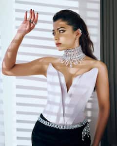 Photo: વ્હાઈટ ઓફ શોલ્ડર ટોપ અને બ્લેક સ્કર્ટમાં રશ્મિકાએ આપ્યા સિઝલિંગ પોઝ; તસવીરો જોઈને દંગ રહી જશો