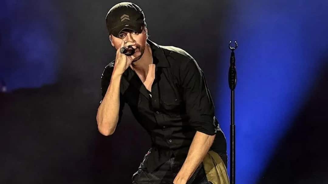 एनरिक इग्लेसियस के कॉन्सर्ट में चोरों ने किया हाथ साफ, 80 से ज्यादा मोबाइल हुए चोरी, मामला दर्ज enrique iglesias mumbai concert over 80 mobiles stolen at singer concert fir filed एनरिक इग्लेसियस के कॉन्सर्ट में चोरों ने किया हाथ साफ, 80 से ज्यादा मोबाइल हुए चोरी, मामला दर्ज