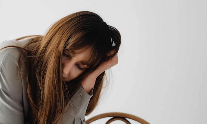 अगर आपके मन में कई बातें चल रही है तो ऐसे में आपको कुछ देर रुक कर गहरी सांस लेनी चाहिए. इसके अलावा ऐसे समय में आपके नाक से धीरे-धीरे सांस अंदर लेकर मुंह से बाहर छोड़नी चाहिए . दरअसल कई बार टेंशन इस बात का भी संकेत होती है कि हमें आराम या ब्रेक की जरूरत है. ऐसे में खुद से शांत होकर बात करने से मन हल्का होता है.