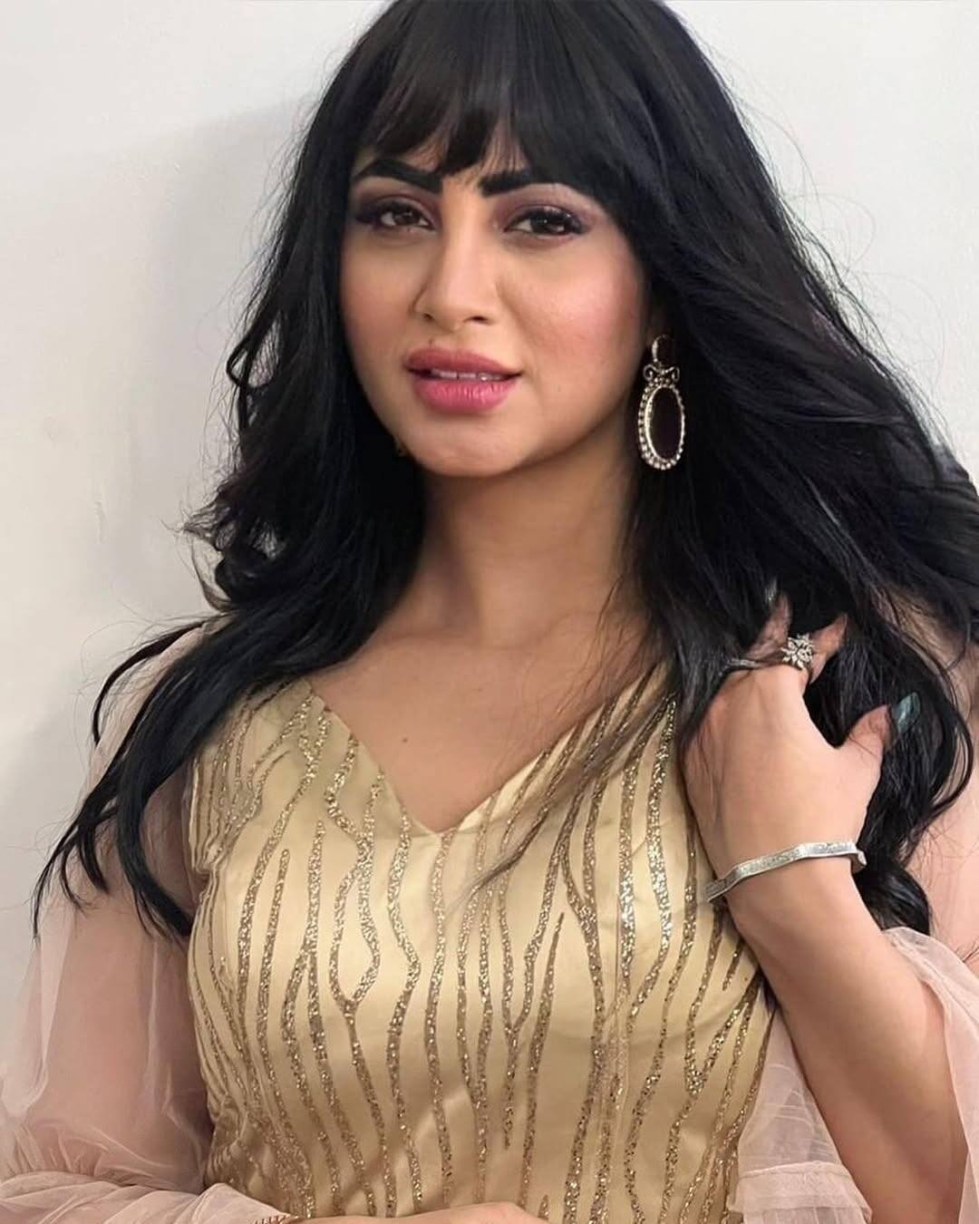Now social media users are trolling Arshi fiercely and are seen making fun of her body shape.