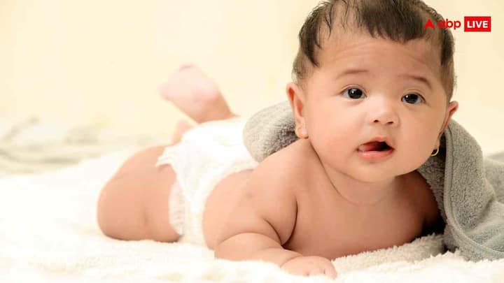 बच्चे की नींद और आराम के लिए यह जरूरी है कि रात में उसे एक फ्रेश डायपर पहनाया जाए. रात में बच्चा ज्यादा देर तक सोता है, इसलिए गीला डायपर परेशानी या स्किन इंफेक्शन का कारण बन सकता है. फ्रेश डायपर से बच्चा चैन से सो पाएगा और स्किन भी हेल्दी रहेगी.