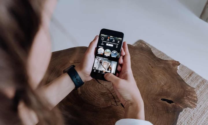 स्मार्टफोन पर लगातार छोटे-छोटे मूवमेंट करने से उंगलियों की लचीलापन कम हो जाता है. ऐसे में Finger Spreads & Gentle Fists एक्सरसाइज से उसे आप वापस ला सकते हैं. इस एक्सरसाइज को करने के लिए आप हाथों को खोले और उंगलियों को जितना हो सके फैलाएं. इसके बाद 3 से 5 सेकंड तक होल्ड करें, फिर रिलैक्स करें. इसके बाद हल्का फिस्ट बनाएं, अब उसे 5 सेकंड तक होल्ड करें और दोबारा खोलें. यह एक्सरसाइज आपकी उंगलियों को फ्लेक्सिबिलिटी और ब्लड सर्कुलेशन बढ़ाती है.