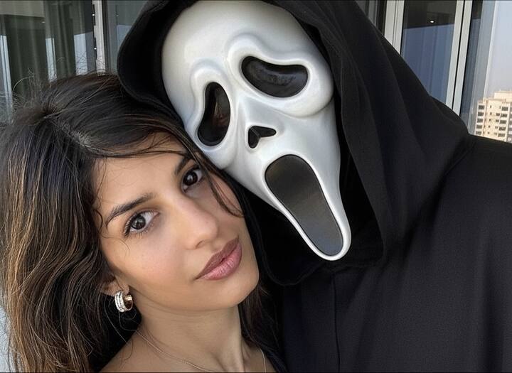 In the pictures shared by Jasmine, her boyfriend is seen covering his face with a ghostly mask. He has shared three different pictures. This style is absolutely perfect for Halloween theme.