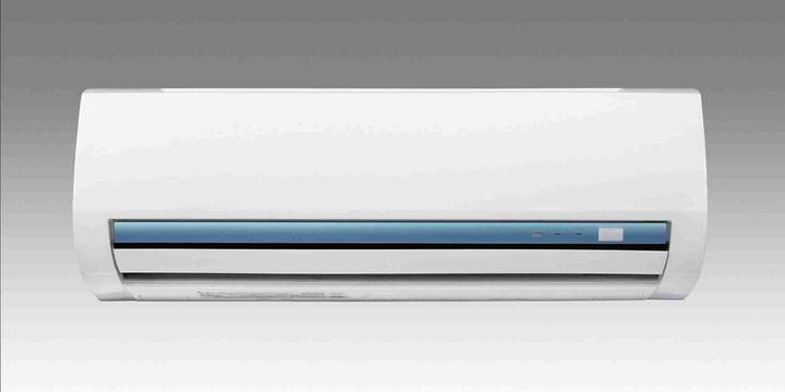 Ton शब्द की शुरुआत पुराने जमाने की बर्फ से ठंडक देने वाली विधि से हुई थी. पहले के समय में जब AC नहीं थे तब बड़े कमरों या थिएटरों में ठंडक के लिए बर्फ के टुकड़े रखे जाते थे. तब वैज्ञानिकों ने यह मापा कि एक टन बर्फ अगर 24 घंटे में पिघलती है तो वह जितनी ठंडक देती है, वही 1 Ton के बराबर है. आज भी इसी मापदंड का इस्तेमाल आधुनिक AC की कूलिंग क्षमता बताने के लिए किया जाता है.