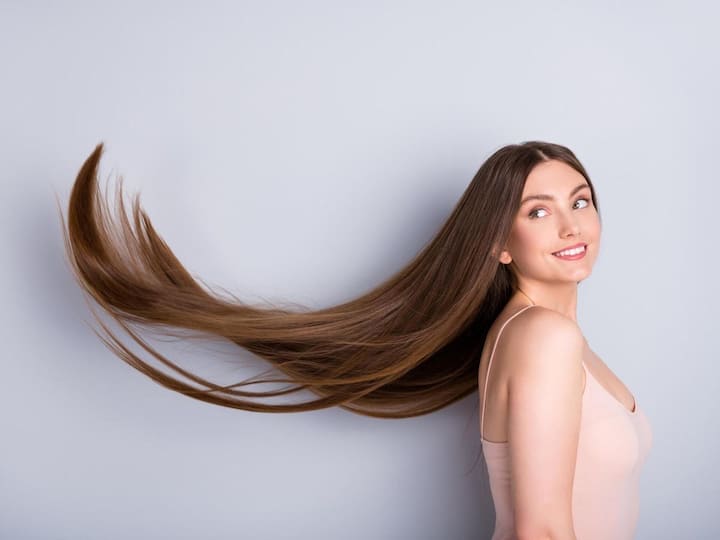 4 ते 5 थेंब टी ट्री इसेंशियल ऑईल टाका. बाटली नीट बंद करून हलवून सर्व घटक एकत्र करा.