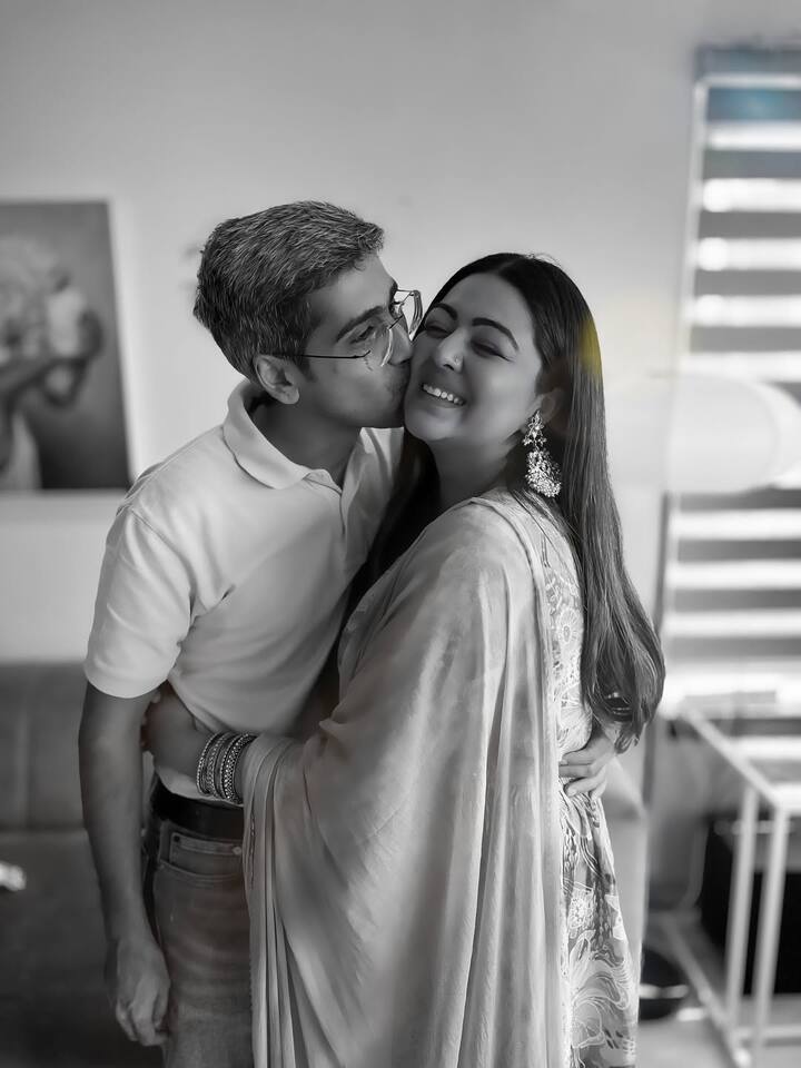 In the photos, Shafak is sometimes seen hugging her partner and sometimes kissing her. People are showering a lot of love on these black and white photos.