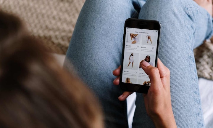 लगातार फोन पकड़ने से हाथ और कलाई में ब्लड सर्कुलेशन कम हो जाता है. इसे बेहतर करने के लिए Handshake & Wrist Rotation Break भी एक आसान एक्सरसाइज मानी जाती है. इसके लिए आप हाथों को नीचे ढीला छोड़े और 10 से 15 सेकंड तक हल्के से हिलाएं जैसे पानी झाड़ रहे हो. इसके बाद हथेलियों को ऊपर और नीचे करते हुए कलाई को लगभग 10 बार घुमाएं. यह एक्सरसाइज ब्लड फ्लो बढ़ाती है.