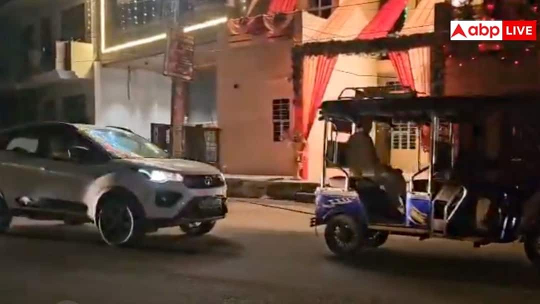 15 लाख की EV कार का ये हाल… बीच सड़क हुई बंद तो ई-रिक्शा से खिंचवाया; वीडियो वायरल 15 लाख की EV कार का ये हाल… बीच सड़क हुई बंद तो ई-रिक्शा से खिंचवाया; वीडियो वायरल