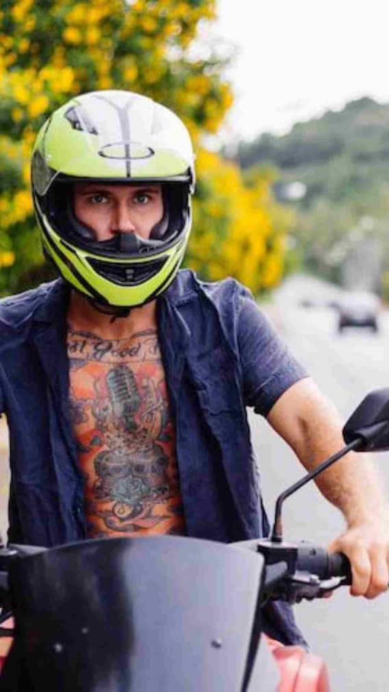 हेल्मेट घातल्याने केस गळायला लागतात का?