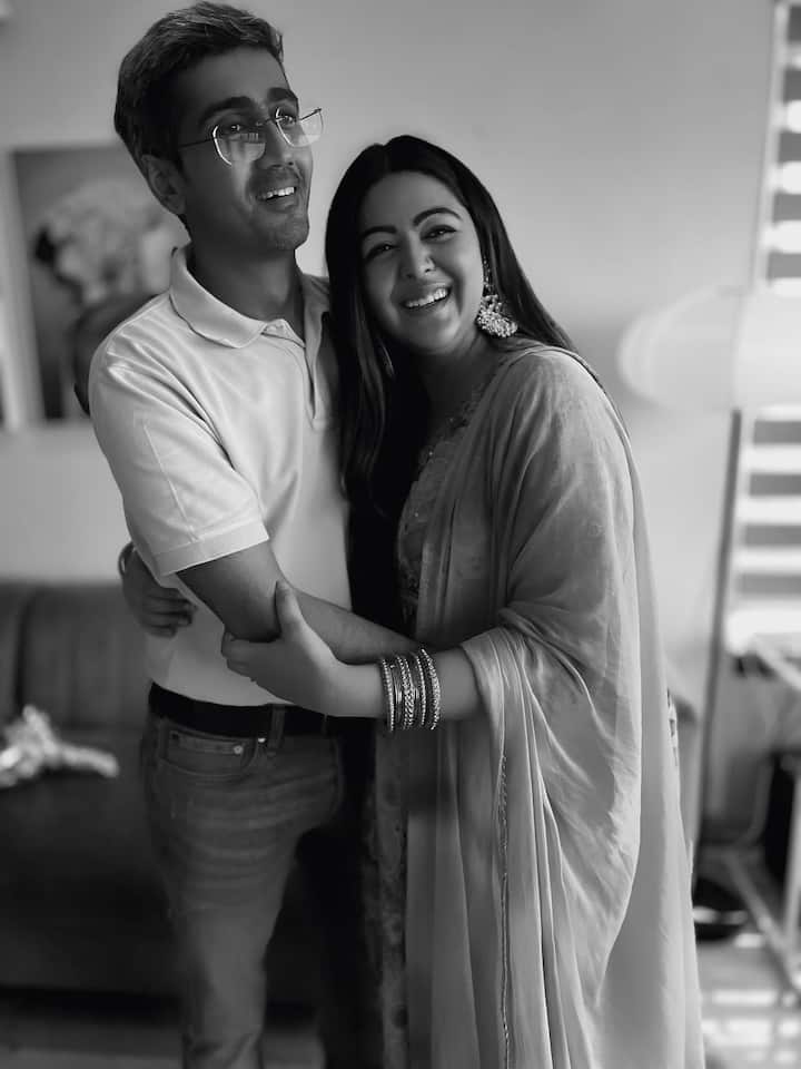 While sharing many photos with her partner, Shafak has written - Home. Also posted heart emoji.