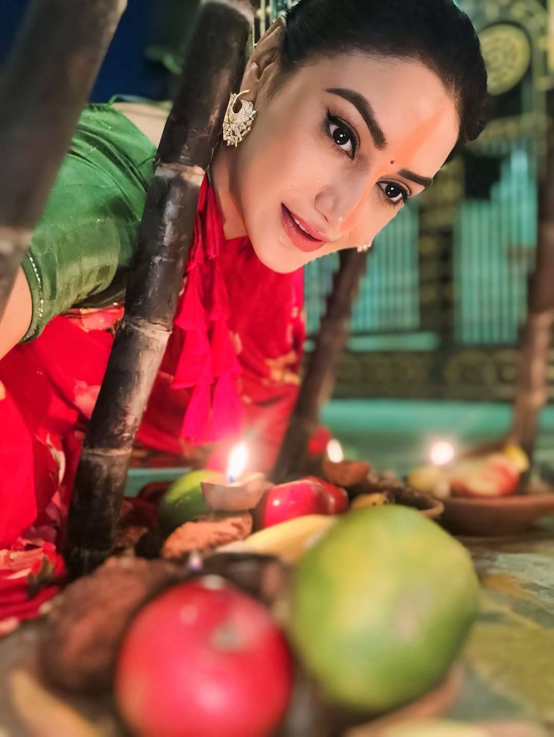 This picture of Rati is from Chhath Puja. In which she was seen worshiping wearing a red saree.