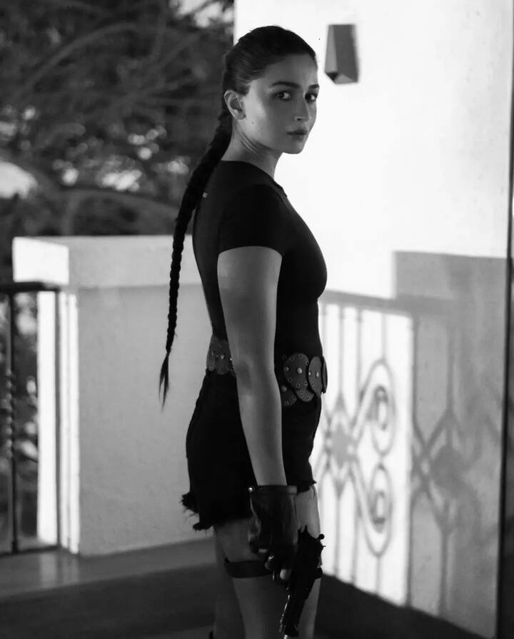 A gun was also seen in Alia Bhatt's hand, with which she also gave many poses.
