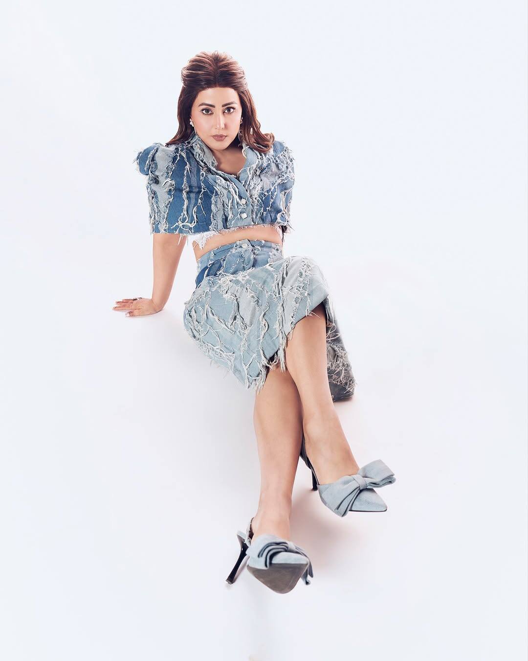 This wonderful mixture of outfit, hairstyle, makeup and accessories inspires Hina's fans.