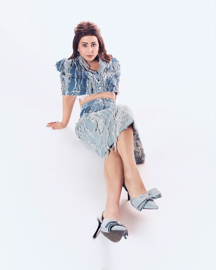 This wonderful mixture of outfit, hairstyle, makeup and accessories inspires Hina's fans.