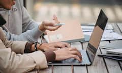 मोबाइल-लैपटॉप चलाने से क्या आपके भी हाथों में होता है दर्द? ये 5 एक्सरसाइज तुरंत देंगी राहत