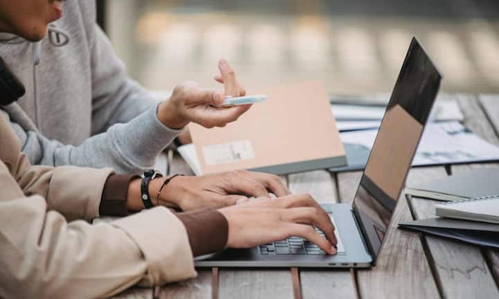 मोबाइल, लैपटॉप लगातार इस्तेमाल करने से कलाई और फोरआर्म की मसल्स पर सबसे ज्यादा दबाव पड़ता है. इसे कम करने के लिए Wrist Flexor  & Extensor Stretch एक्सरसाइज बहुत प्रभावी मानी जाती है. इसके लिए आप एक हाथ को सामने सीधा करें और हथेली को नीचे रखें. अब दूसरे हाथ से उंगलियों को हल्के से अपनी और खींचे. जब तक की फोरआर्म के ऊपरी हिस्से में हल्का स्ट्रेच महसूस न हो. इसे 20 से 30 सेकंड तक पकड़े. फिर हथेली को ऊपर की ओर करके यही प्रक्रिया दोहराएं. यह एक्सरसाइज फोरआर्म के दर्द को कम करती है.