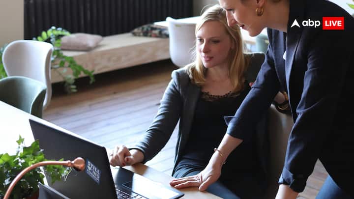 वास्तु शास्त्र में दिशाओं की अहम भूमिका होती है. विशेषकर उस स्थान के लिए जहां आप दिन का अधिकतर समय बिताते हो. ऑफिस में सही दिशा में बैठकर काम करने से एकाग्रता बढ़ने के साथ काम की गुणवत्ता में अच्छे बदलाव आते हैं.