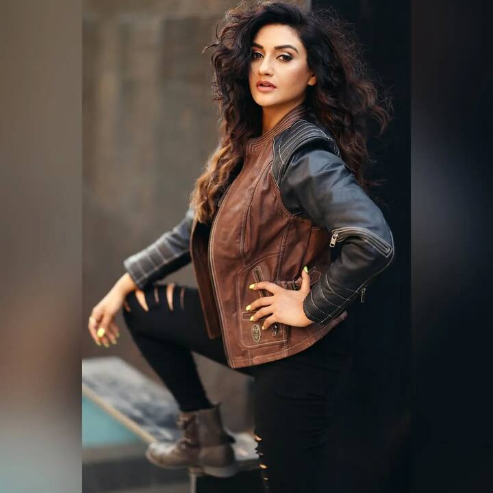 Rati Pandey has also worked with Bhojpuri superstar Khesari Lal Yadav. People have also liked his work a lot.