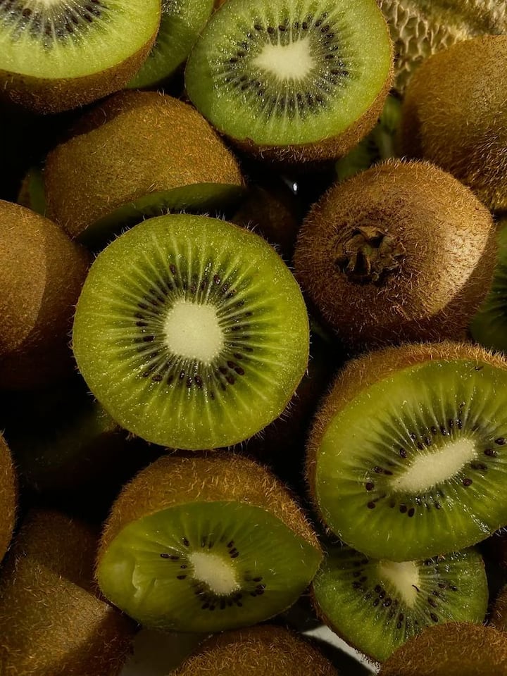 किवीमध्ये व्हिटॅमिन सी फायबर कॅरोटीनॉइड्स आणि पॉलीफेनॉलसारखे अँटिऑक्सिडंट्स असतात जे पेशींना नुकसानापासून वाचवतात.