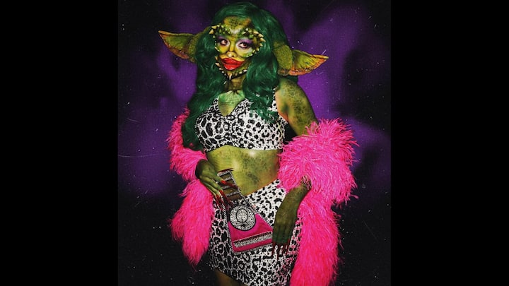 4. जेड थर्लवॉल: जेड ने खुद को पूरी तरह से ग्रेटा में बदल लिया, जो 1990 के पंथ सीक्वल ग्रेमलिन्स 2: द न्यू बैच की प्रतिष्ठित ग्रेमलिन है। उसके पूरे शरीर को हरे रंग से रंगा गया था, और उसने प्राणी की विशिष्ट विशेषताओं को प्राप्त करने के लिए विस्तृत कृत्रिम अंग का उपयोग किया था। एक आकर्षक हरे रंग की विग और बड़े आकार के विशाल कानों ने उसके अद्भुत मेकओवर को बेहतरीन फिनिशिंग टच दिया, जिससे उसके प्रशंसक यह देखकर दंग रह गए कि वह कितनी पहचानने योग्य नहीं लग रही थी। (छवि स्रोत: इंस्टाग्राम/@जेडेथर्लवॉल)