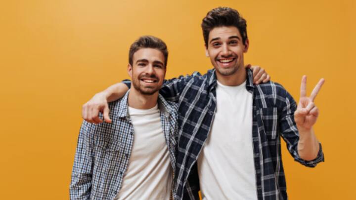 রসিকতায় হেসে গড়িয়ে পড়েন সকলে। মেজাজ ফুরফুরে হয়ে যায়। পরস্পরকে নিয়েই রসিকতা করি আমরা।