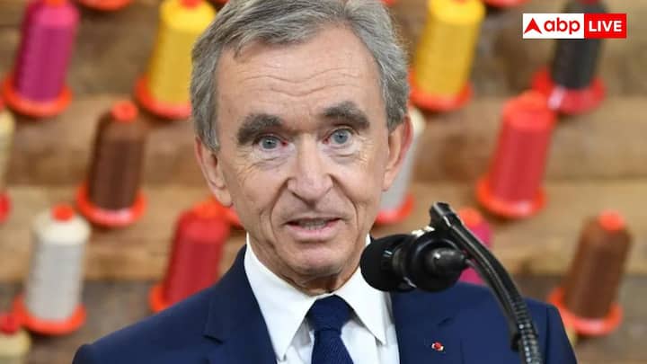 ఈ టాప్ 10 జాబితాలో ఏకైక సాంకేతికేతర బిలియనీర్ బెర్నార్డ్ అర్నాల్ట్ ఉన్నాడు. ఇతను తన ఫ్యాషన్, లగ్జరీ బ్రాండ్ సామ్రాజ్యం ఎల్విఎంహెచ్ ద్వారా దాదాపు నూట యాభై బిలియన్ డాలర్ల ఆస్తిని కలిగి ఉన్నాడు.