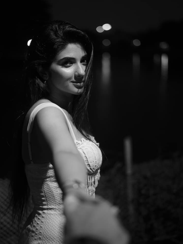 தற்போது வெள்ளை உடையில் அவர் போட்ட போஸ்ட்டுக்கு ரசிகர்கள் கமெண்ட் செய்து வருகின்றனர்