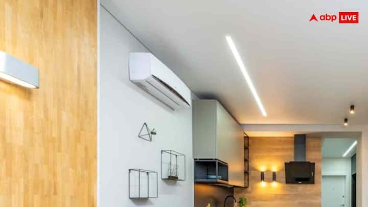 सर्दियों में लगभग 4 से 5 महीनों तक एसी का यूज नहीं होगा. अगर रिमोट में बैटरी छोड़ दी, तो वह लीक होकर रिमोट को खराब कर सकती है. इसलिए बैटरी निकालकर सूखी और सुरक्षित जगह पर रख दें। इससे आपका रिमोट लंबे समय तक सही रहेगा.