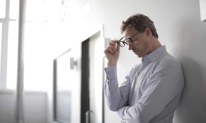 दरअसल जब हम टेंशन में होते हैं तो हमारा सारा ध्यान सोचने, प्लानिंग करने या सबसे बुरे ख्याल में चला जाता है. ऐसे में जरूरी है कि कुछ पल अपने शरीर पर ध्यान दें. साथ ही महसूस करें कि अभी आपका शरीर कैसा लग रहा है. जैसे कंधों में जकड़न, दिल की तेज धड़कन या पेट में भारीपन लग रहा है. एक्सपर्ट बताते हैं कि ऐसे में आपको ध्यान देना चाहिए कि आपका शरीर क्या कह रहा है, जिससे यह तरीका आपको वर्तमान में लौटने और मन को शांत करने में मदद करता है.