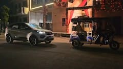 राजस्थान: बीच रास्ते बंद हुई 15 लाख रुपये की इलेक्ट्रिक कार, ई-रिक्शा से पहुंचानी पड़ी घर