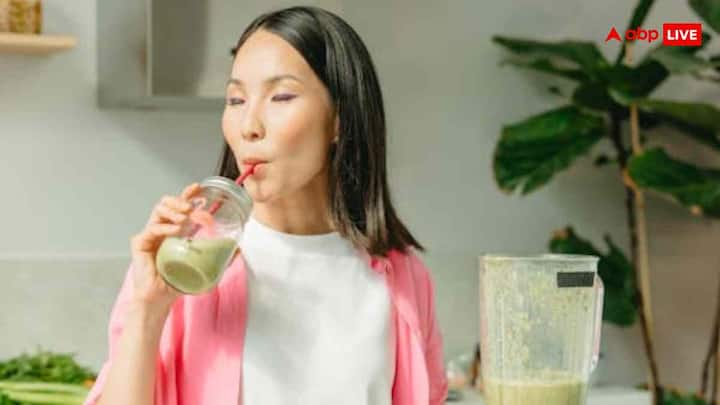 महिलाओं में अक्सर डिहाइड्रेशन की समस्या होती है, खासकर अगर वे कामकाजी हैं या घर के कामों में व्यस्त रहती हैं. दिनभर में कम से कम 8 से 10 गिलास पानी जरूर पीएं. साथ ही, नारियल पानी, नींबू पानी और हर्बल टी जैसी हेल्दी ड्रिंक्स भी शरीर को अंदर से डिटॉक्स करने में मदद करती हैं.
