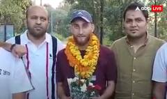 छत्तीसगढ़: पहलगाम हमले में लोगों को बचाने वाले कश्मीरी गाइड का स्वागत, लोगों ने बरसाए फूल