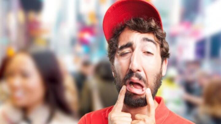 কিন্তু পরস্পরের ঘনিষ্ঠ নন, শুধুমাত্র পরিচিত, এমন ব্যক্তির ব্যক্তিগত জীবন বা আচরণ নিয়ে রসিকতা করতে গেলে সীমা অতিক্রম করা হয়।