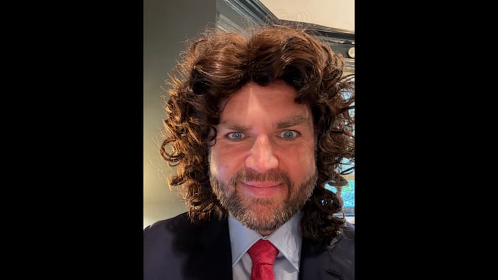 7. जेडी वेंस: अपनी पत्नी के विश्वास के बारे में अपनी हालिया टिप्पणियों के लिए जांच के दायरे में आए अमेरिकी उपराष्ट्रपति जेडी वेंस ने इस हेलोवीन पर सुर्खियों को स्थानांतरित करने के लिए हास्य को चुना। एक लोकप्रिय इंटरनेट मीम को अपनाते हुए, वेंस ने