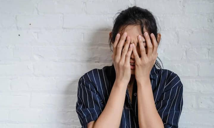 वही टेंशन के समय मन में डरने वाले चीजें आती है, जैसे कुछ बुरा होने वाला है या मैं संभाल नहीं पाऊंगा. ऐसी चीजें आपके दिमाग में भी आती हैं तो पहले आप खुद को यह समझाएं कि क्या यह बात सच है या फिर यह सिर्फ डर है. क्योंकि ज्यादातर समय यह हमारे दिमाग की सिर्फ कल्पना होती है न की हकीकत. ऐसे समय में जब आप अपने आप से सवाल पूछते हैं तो आपकी टेंशन अपने आप काम हो जाती है.