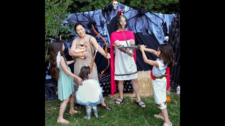 1. मार्क जुकरबर्ग: मार्क जुकरबर्ग और उनके परिवार ने रचनात्मक प्राचीन विश्व विषय को अपनाकर इस हैलोवीन में धूम मचा दी। क्रिमसन केप, गोल्डन हेलमेट और पारंपरिक कवच विवरण वाली रोमन-प्रेरित पोशाक पहने हुए, लुक में एक बोल्ड और राजसी स्वर था। समन्वित स्टाइल ने इतिहास और कल्पना को एक साथ ला दिया, जिससे उनका पारिवारिक क्षण हैलोवीन 2025 के वायरल आकर्षण में बदल गया। (छवि स्रोत: इंस्टाग्राम/@zuck)