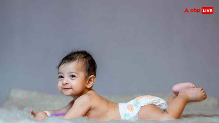 दिन में कुछ घंटों के लिए बच्चे को डायपर न पहनाएं. इससे बच्चे की स्किन को सांस लेने का मौका मिलता है और स्किन रैशेज की संभावना कम होती है. आप बच्चे को सूती कपड़े या नैपी में रख सकते हैं ताकि वह आराम से हिल-डुल सके.