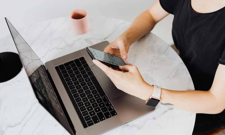 फोन और लैपटॉप पर बार-बार टाइप या स्क्रॉल करने से उंगलियों के मूवमेंट सख्त हो जाती है. इसे स्मूथ बनाने के लिए Tendon Gliding एक्सरसाइज आप कर सकते हैं. इस एक्सरसाइज को करने के लिए हाथ को सीधा रखें और उंगलियों को टेबल टॉप पोजीशन में मोडें. यानी सिर्फ ऊपर के दो जोड़ मोडें, बेस जोड़ सीधा रखें, फिर पूरा फिस्ट बनाए और हाथ को दोबारा सीधा रखें. इस प्रक्रिया को धीरे-धीरे 5 से 8 बार करें. यह एक्सरसाइज उंगलियों और हथेलियां के टेंडन को लचीला बनाती है.