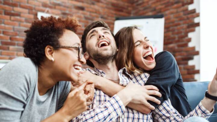 রসিকতায় সকলেই হেসে ওঠেন। হালকা মেজাজেই রসিকতা গ্রহণ করা হয়। সকলের আনন্দই প্রকাশ পায়।