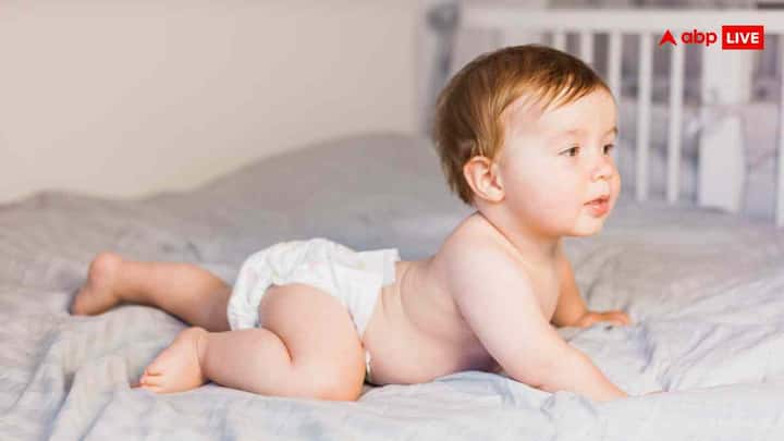 डायपर बदलने के बाद बच्चे की स्किन को बेबी वाइप्स या गुनगुने पानी से साफ करें. इसके बाद स्किन को कुछ सेकंड तक खुला छोड़ दें ताकि वह सूख जाए. अगर जरूरत हो, तो हल्की बेबी क्रीम या रैश क्रीम लगा सकते हैं जिससे स्किन सॉफ्ट और सुरक्षित रहे.